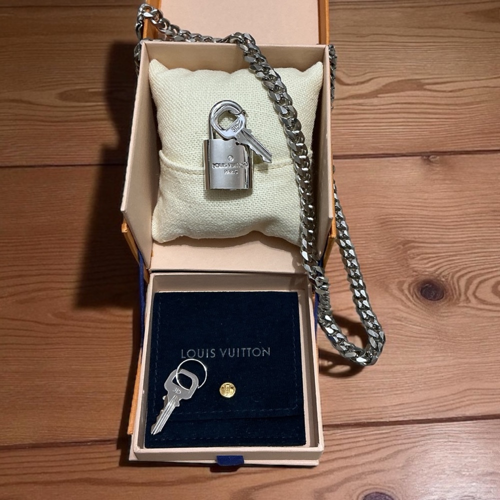 LOUIS VUITTON Silver Lock and Key Set 315 Excellent Condition